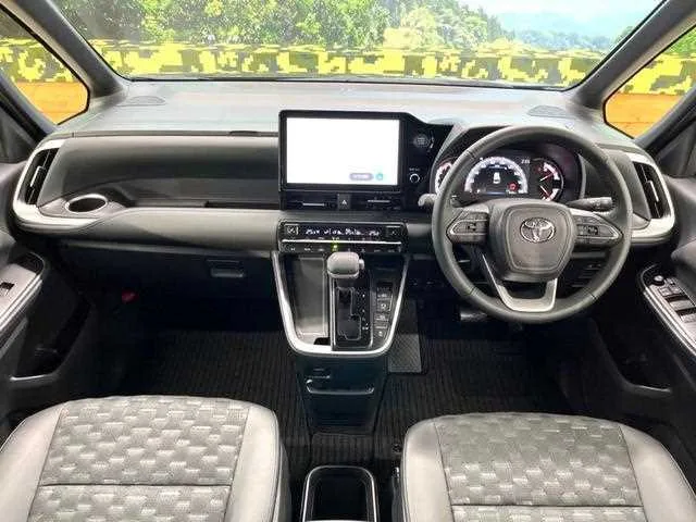 Toyota Voxy 2024 — миниатюра 2