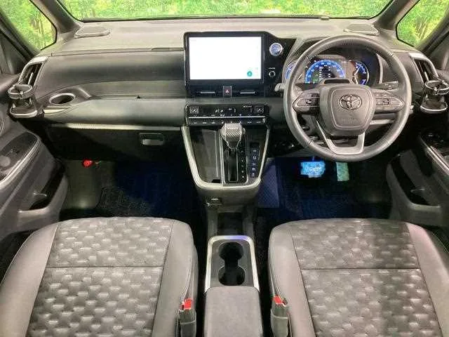 Toyota Voxy 2022 — миниатюра 2