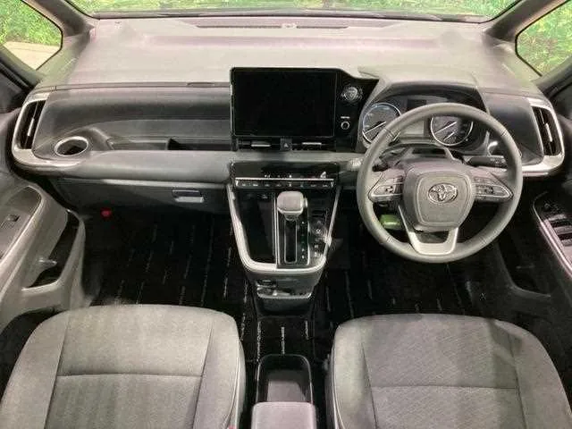 Toyota Voxy 2024 — миниатюра 2