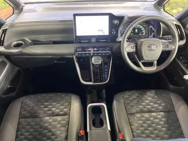 Toyota Voxy 2025 — миниатюра 2