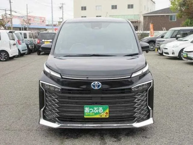 Toyota Voxy 2022 — миниатюра 2