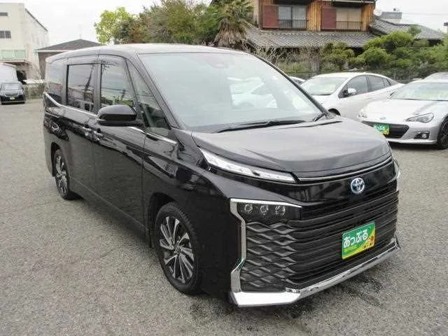 Toyota Voxy 2022 — миниатюра 3