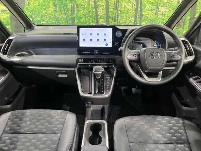 Toyota Voxy 2023 — миниатюра 2