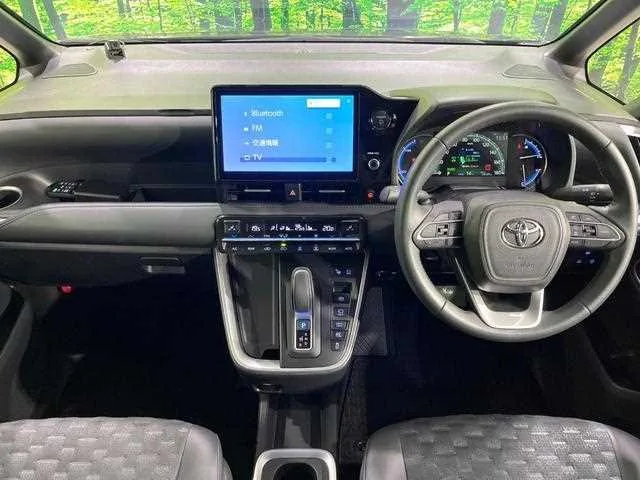 Toyota Voxy 2023 — миниатюра 2