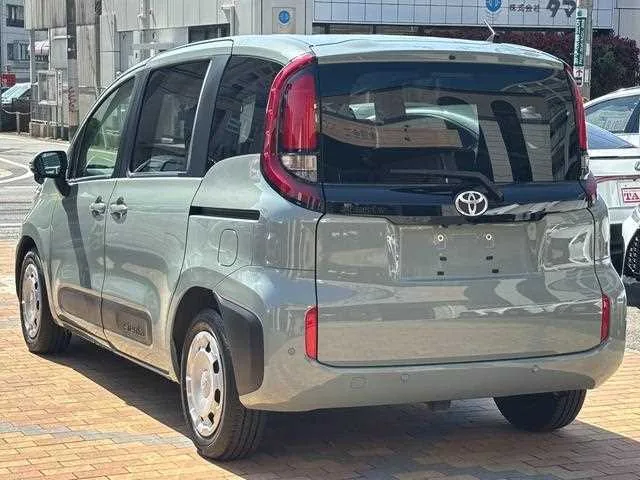 Toyota Sienta 2022 — миниатюра 2