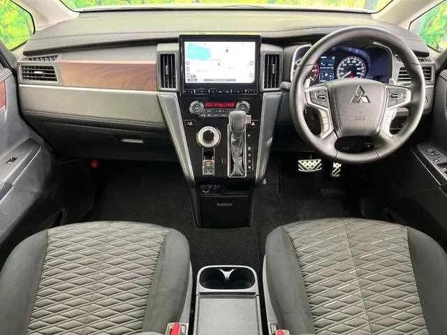 Mitsubishi Delica D5 2024 — миниатюра 2