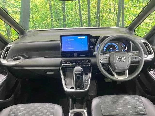 Toyota Voxy 2025 — миниатюра 2