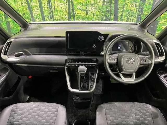 Toyota Voxy 2022 — миниатюра 2