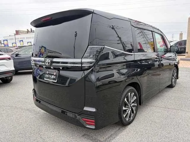 Toyota Voxy 2025 — миниатюра 2