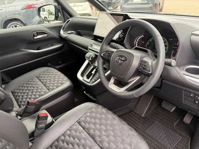 Toyota Voxy 2025 — миниатюра 3