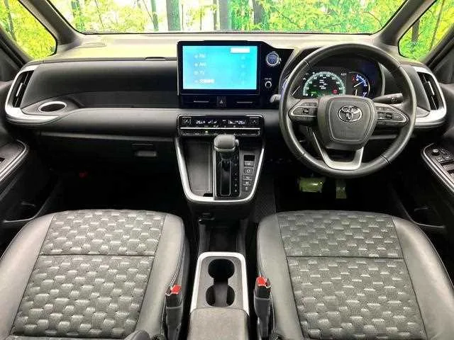 Toyota Voxy 2022 — миниатюра 2