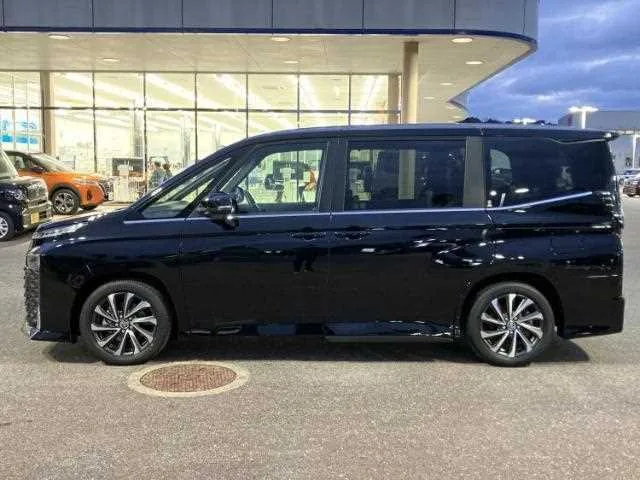 Toyota Voxy 2024 — миниатюра 2