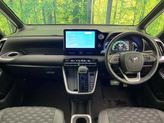 Toyota Voxy 2023 — миниатюра 2