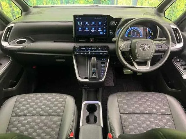 Toyota Voxy 2024 — миниатюра 2