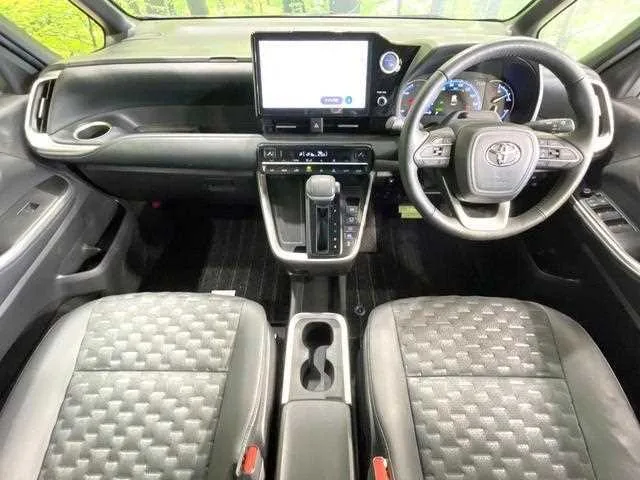 Toyota Voxy 2022 — миниатюра 2