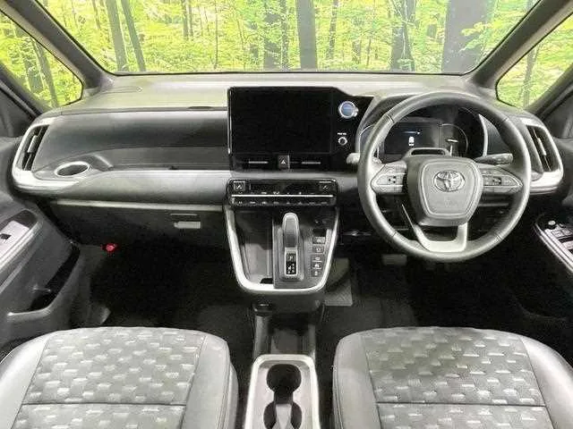 Toyota Voxy 2023 — миниатюра 2