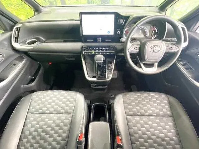 Toyota Voxy 2025 — миниатюра 2