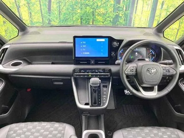Toyota Voxy 2025 — миниатюра 2