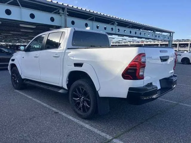 Toyota Hilux 2023 — миниатюра 2