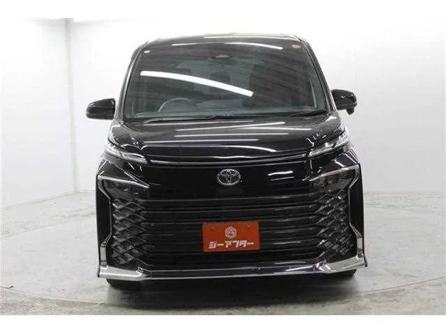 Toyota Voxy 2023 — миниатюра 2