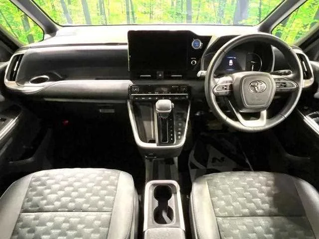 Toyota Voxy 2023 — миниатюра 2