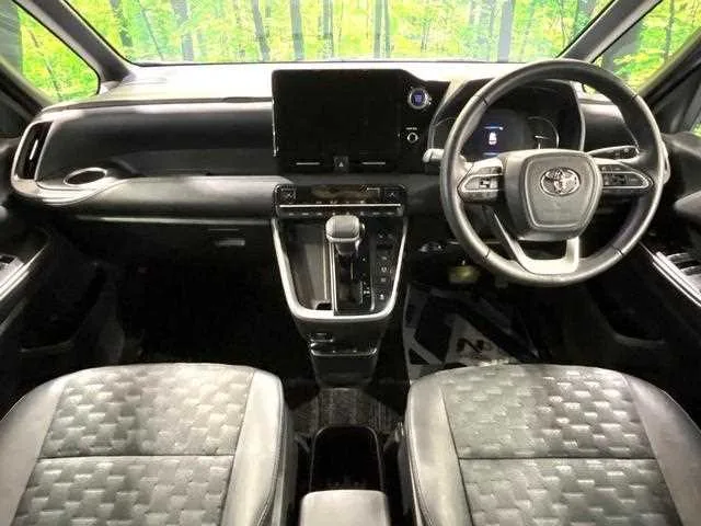 Toyota Voxy 2023 — миниатюра 2