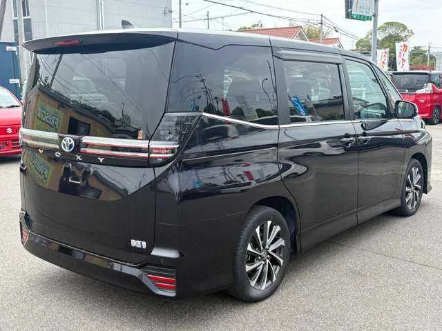 Toyota Voxy 2023 — миниатюра 3