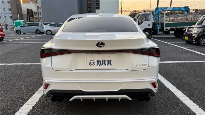 Lexus IS 300h F 2022 — миниатюра 3