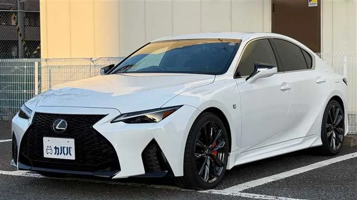 Lexus IS 300h F 2022 — фото 1, купить с доставкой в Москву