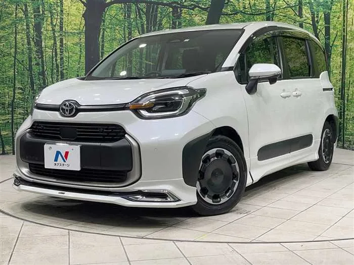 Toyota Sienta 2023 — фото 1, купить с доставкой в Москву