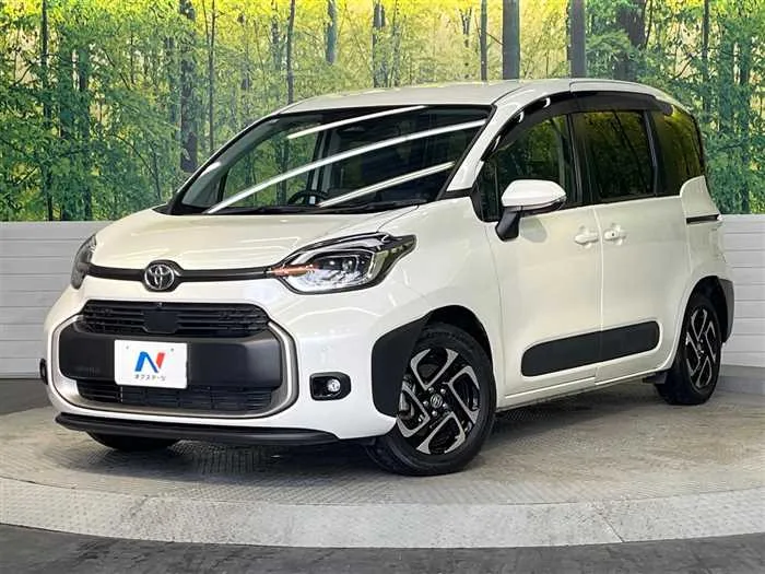 Toyota Sienta 2023 — фото 1, купить с доставкой в Москву