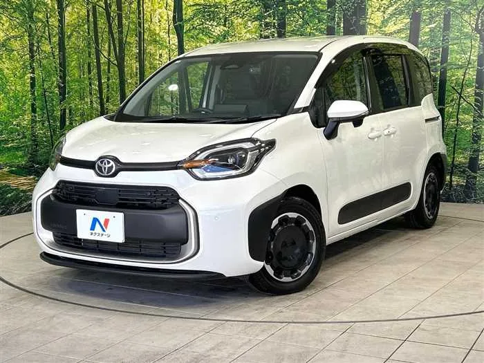 Toyota Sienta 2024 — фото 1, купить с доставкой в Москву
