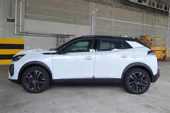 Peugeot 2008 BRAND NEW E-2008 SUV GT 2026 — миниатюра 2