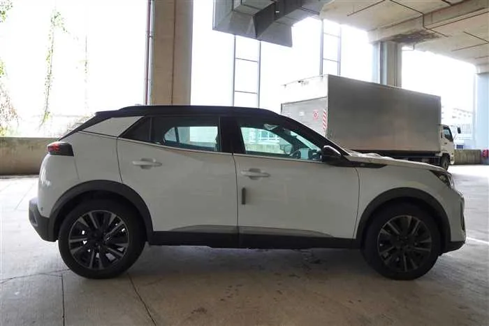 Peugeot 2008 BRAND NEW E-2008 SUV GT 2026 — миниатюра 3