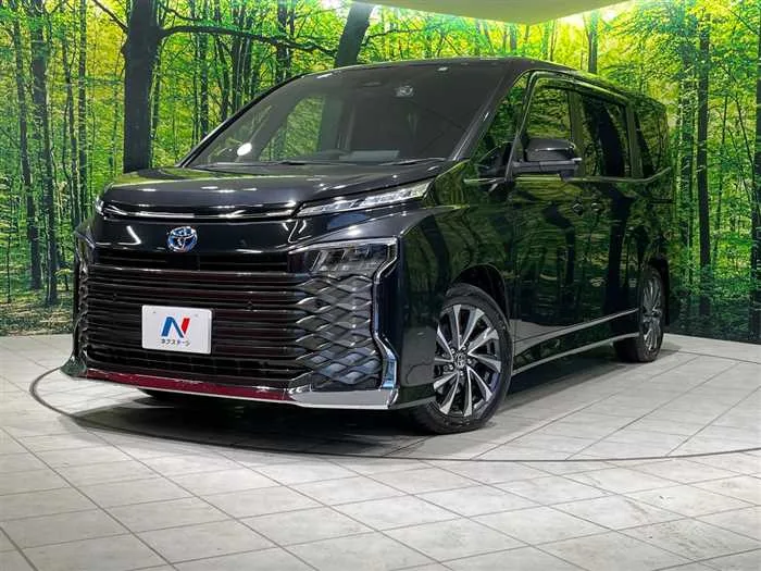Toyota Voxy 2023 — фото 1, купить с доставкой в Москву