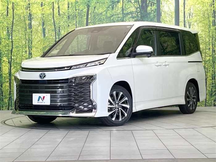 Toyota Voxy 2023 — фото 1, купить с доставкой в Москву