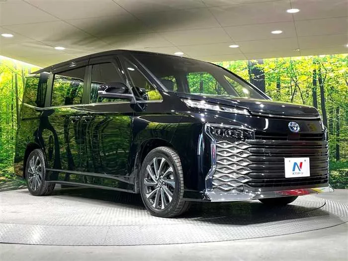 Toyota Voxy 2023 — миниатюра 3