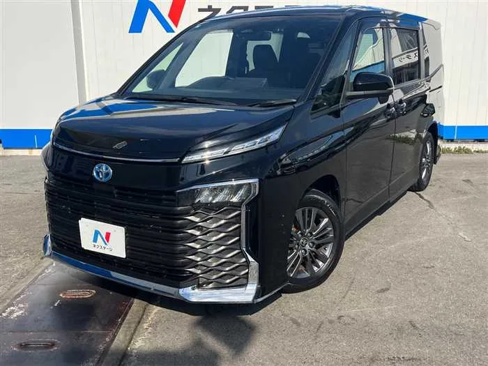 Toyota Voxy 2023 — фото 1, купить с доставкой в Москву
