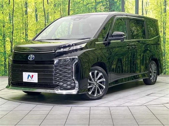 Toyota Voxy 2023 — фото 1, купить с доставкой в Москву