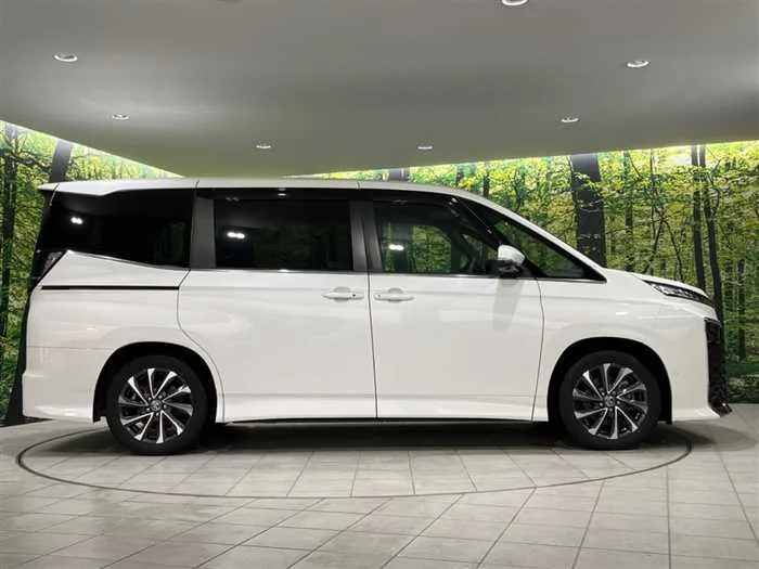 Toyota Voxy 2023 — миниатюра 4