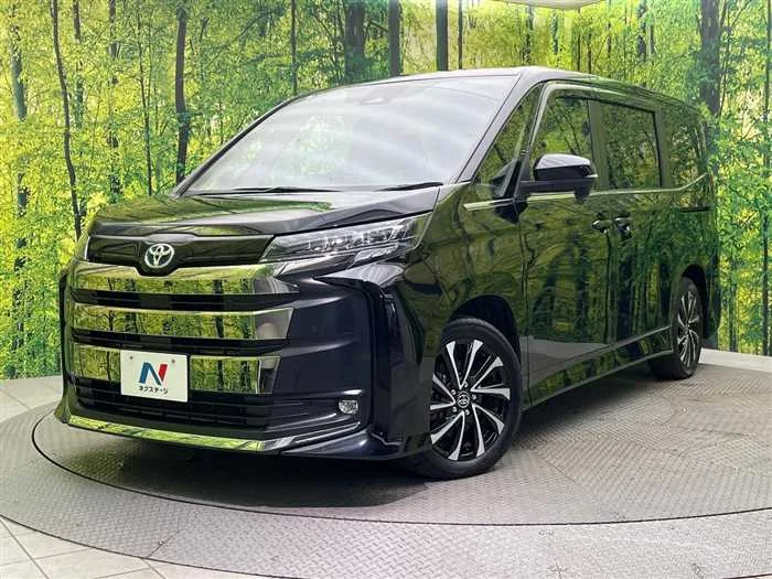Toyota Noah 2023 — фото 1, купить с доставкой в Москву