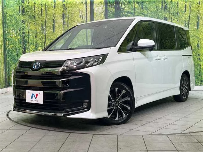 Toyota Noah 2023 — фото 1, купить с доставкой в Москву