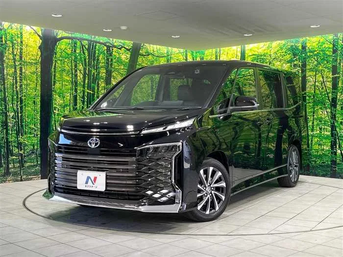 Toyota Voxy 2023 — фото 1, купить с доставкой в Москву