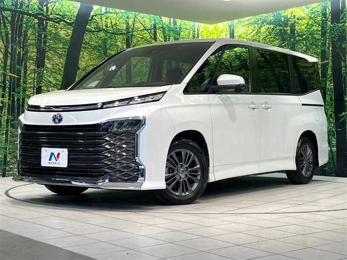 Toyota Voxy 2024 — фото 1, купить с доставкой в Москву