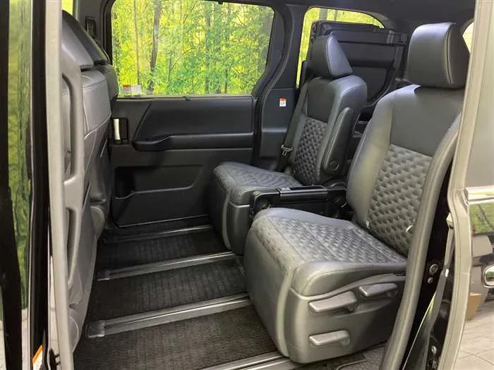 Toyota Voxy 2022 — миниатюра 3