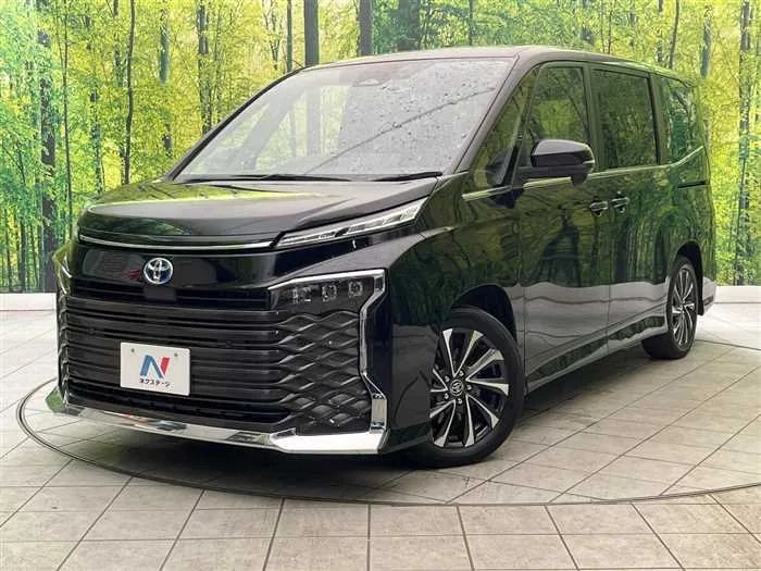 Toyota Voxy 2022 — фото 1, купить с доставкой в Москву