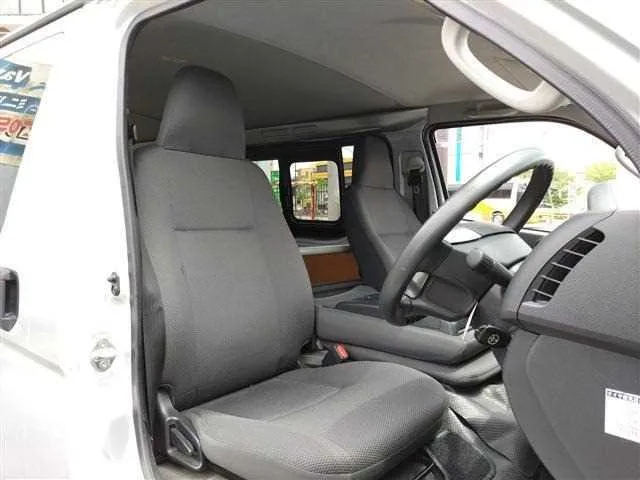 Toyota Hiace Van 2023 — миниатюра 4