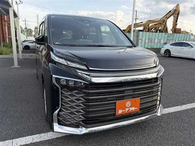 Toyota Voxy 2022 — фото 1, купить с доставкой в Москву