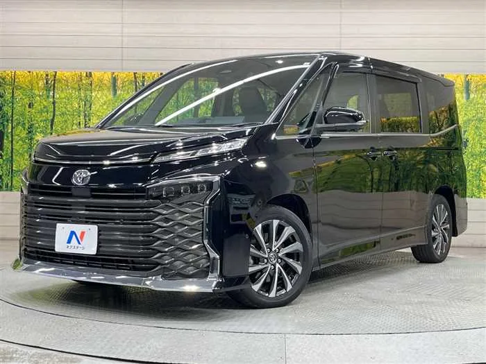 Toyota Voxy 2023 — фото 1, купить с доставкой в Москву