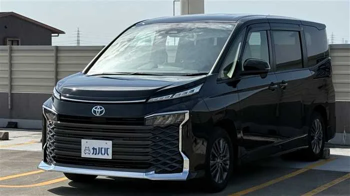 Toyota Voxy S-G 2023 — фото 1, купить с доставкой в Москву